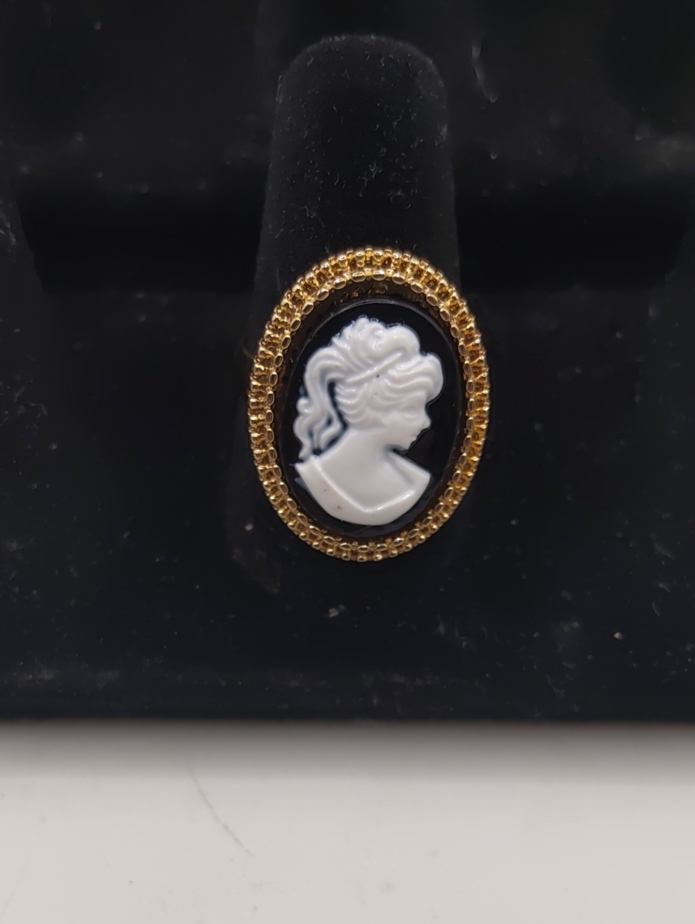 Cameo Ring Sz 8